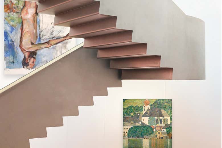 Quadros em diferentes níveis da exposição