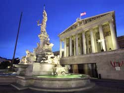 Parlamento austriaco al anochecer