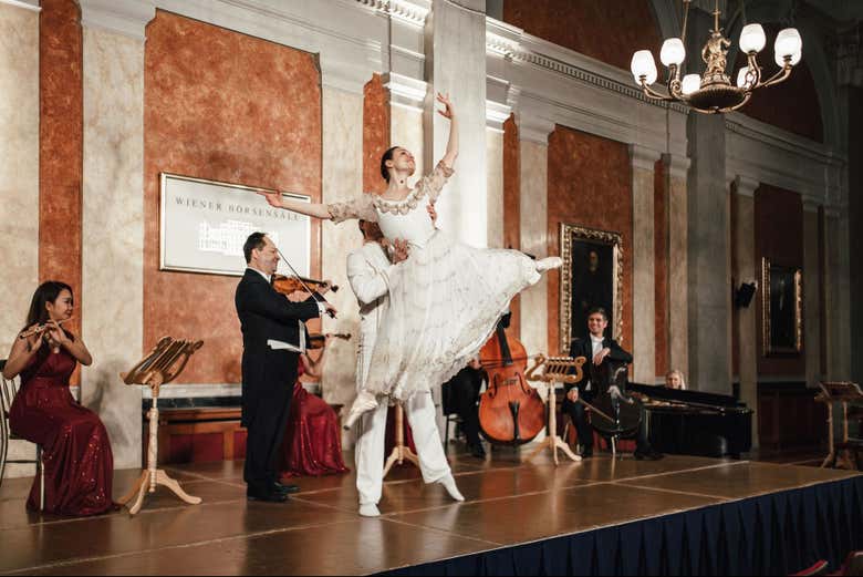 Apresentação de ballet com orquestra ao vivo